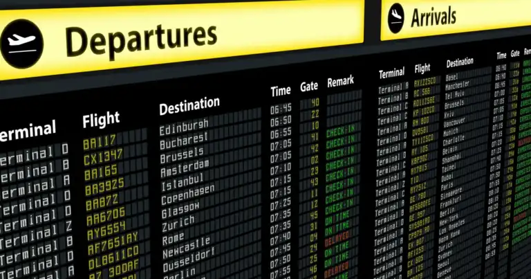 Tablero de salidas y llegadas de aeropuerto con información de vuelos