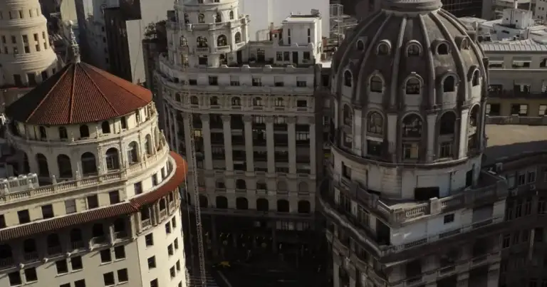 Vista aérea de edificios históricos con cúpulas arquitectónicas en área urbana