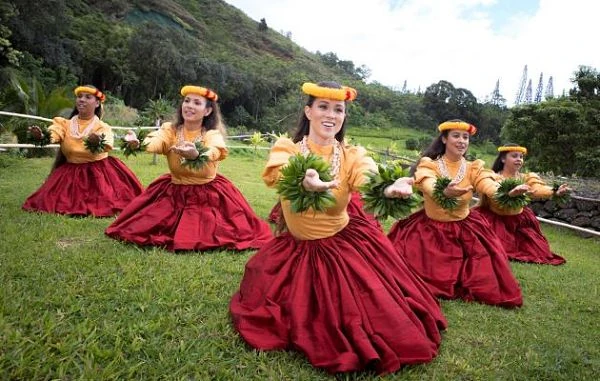 Grupo de mujeres hawaianas bailando con vestidos típicos Grupo de mujeres hawaianas bailando con vestidos típicos