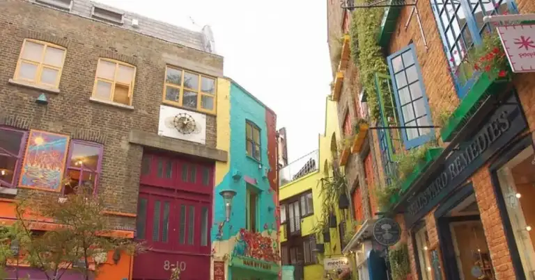 Calle con tiendas de colores variados, arquitectura antigua y pintadas