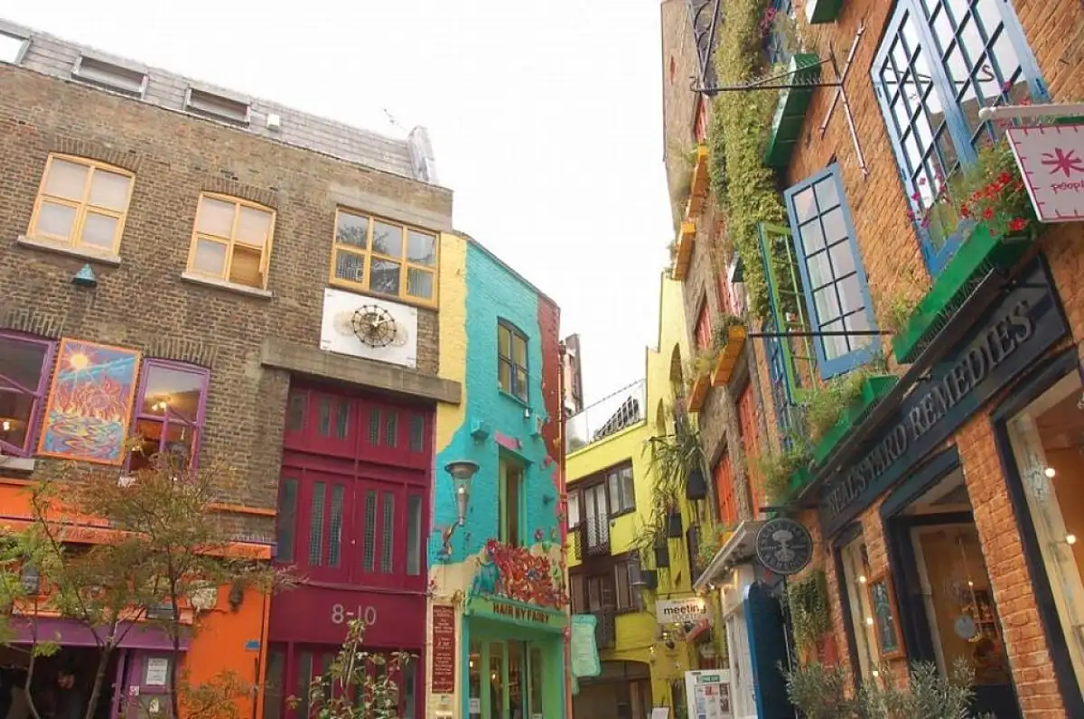 Calle con tiendas de colores variados, arquitectura antigua y pintadas