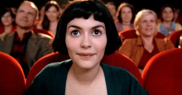 Mujer en sala de cine sentada entre otros espectadores