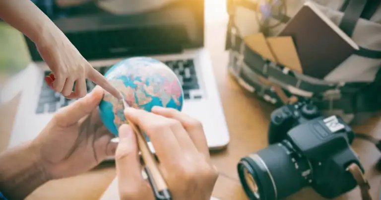 grupo de jóvenes planeando viajes. foto ilustración