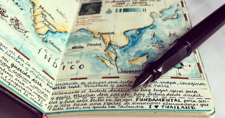Cuaderno abierto con mapas manuscritos, anotaciones y artículos escritos