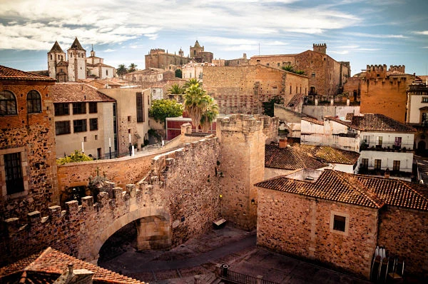 Casco histórico de Cáceres con edificios medievales de piedra y murallas