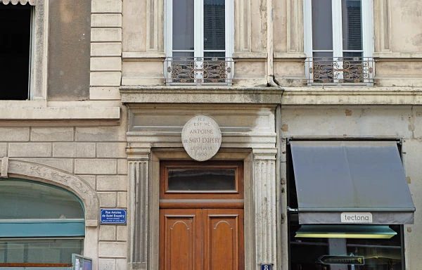 Fachada histórica de piedra con puerta de entrada y ventanas