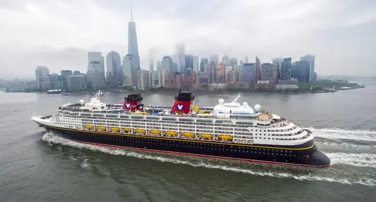 Crucero de múltiples pisos frente a skyline de rascacielos