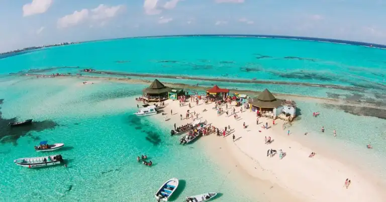 Islote con turistas y aguas turquesas en San Andrés, una de las mejores playas de Colombia