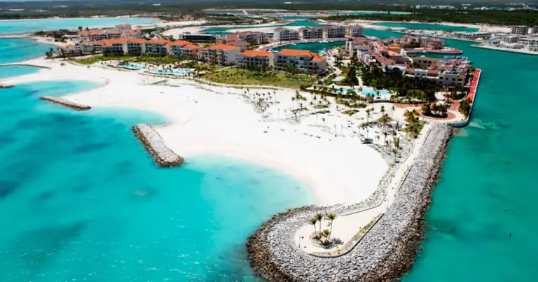 Vista aérea de playa y resort en La Romana y Bayahibe, República Dominicana