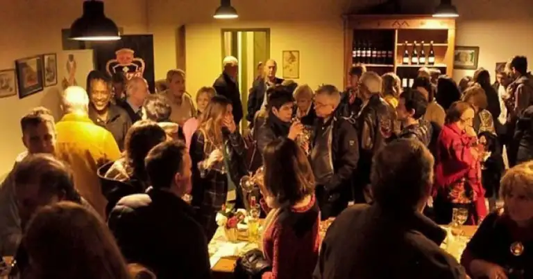Evento de vinos en bodega con personas disfrutando música en vivo