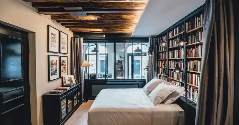 Dormitorio dentro de librería con estantes de libros y techo de vigas