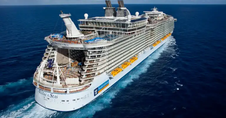 Buque de cruceros navegando en aguas azul turquesa