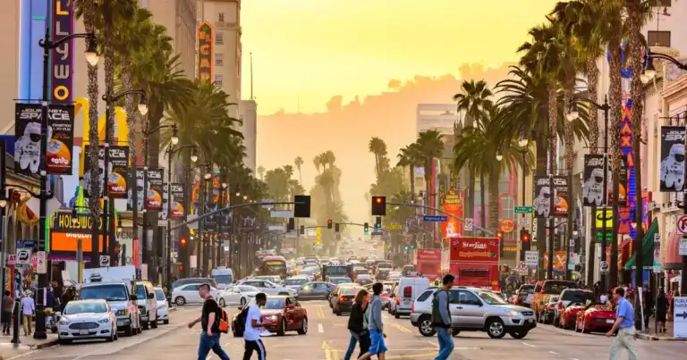 Los Angeles: caos de una de sus calles, autos, gente cruzando.