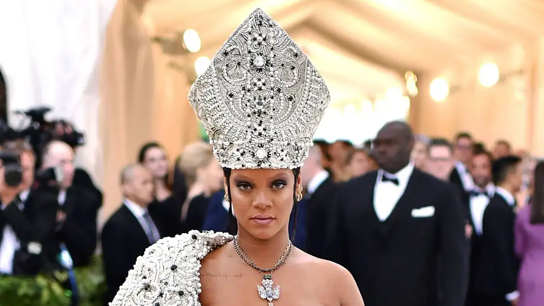 Persona con atuendo papal elaborado en evento formal de gala
