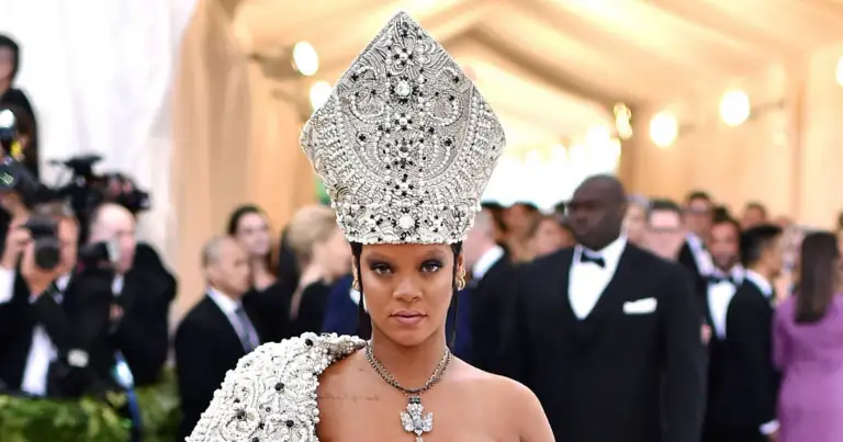 Persona con atuendo papal elaborado en evento formal de gala