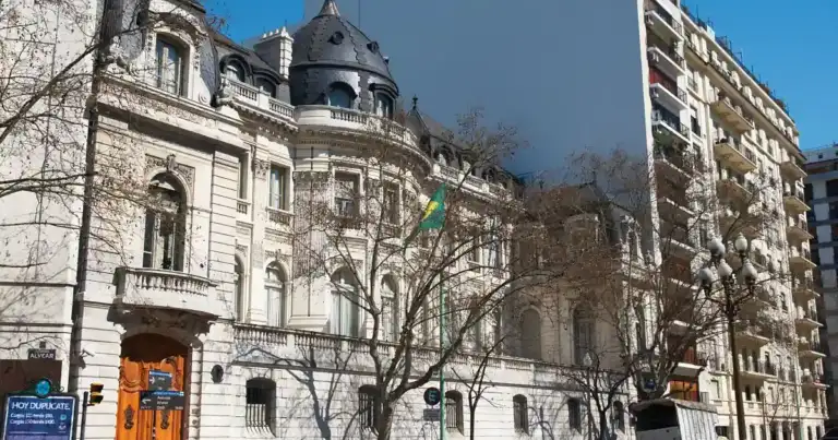 Edificios históricos con arquitectura clásica y cúpula de iglesia