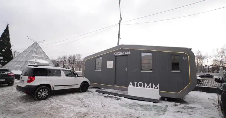 Remolque de hotel acoplado a vehículo en zona invernal