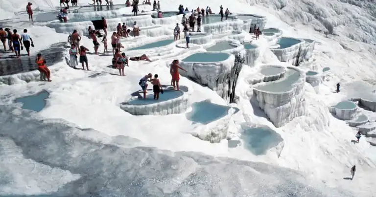 piscinas naturales de pamukkale. piletas circulares que parecen de nieve con agua celeste