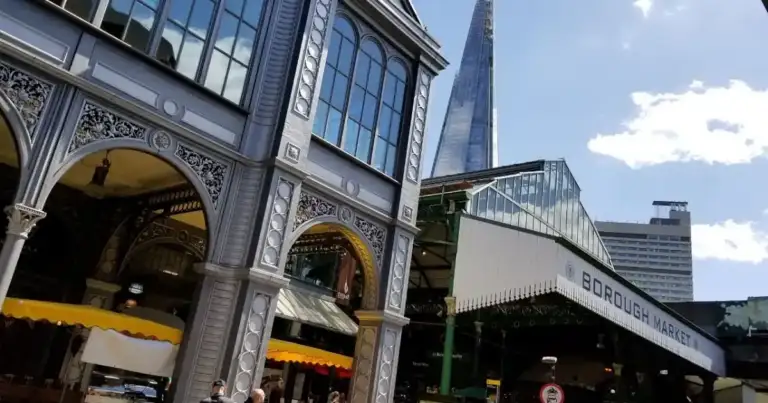 entrada al borough market de londres. Mucha gente caminando