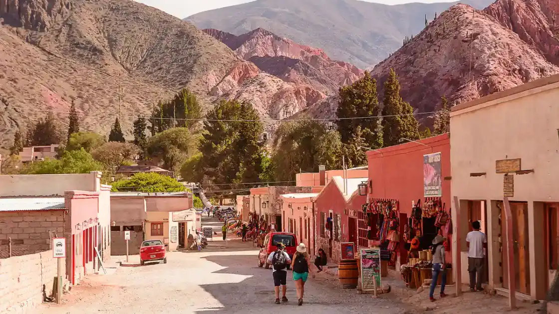 Calle de purmamarca con las montaña de colores atras