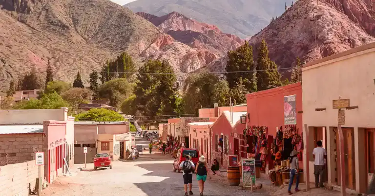 Calle de purmamarca con las montaña de colores atras