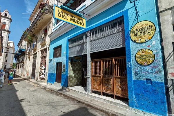 Tienda La Bodeguita del Medio con puerta de madera y piso colonial