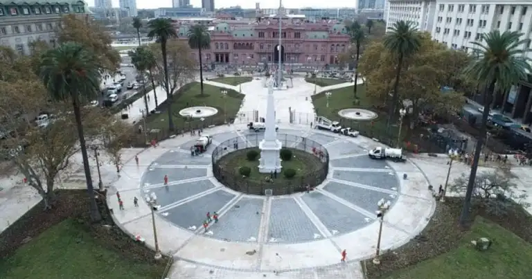 Plaza con fuente central circular, palmeras y edificios históricos