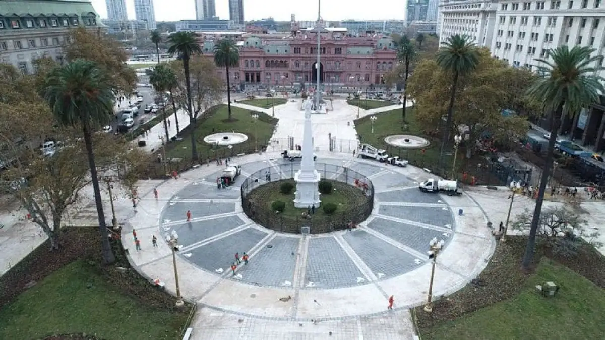 Plaza con fuente central circular, palmeras y edificios históricos