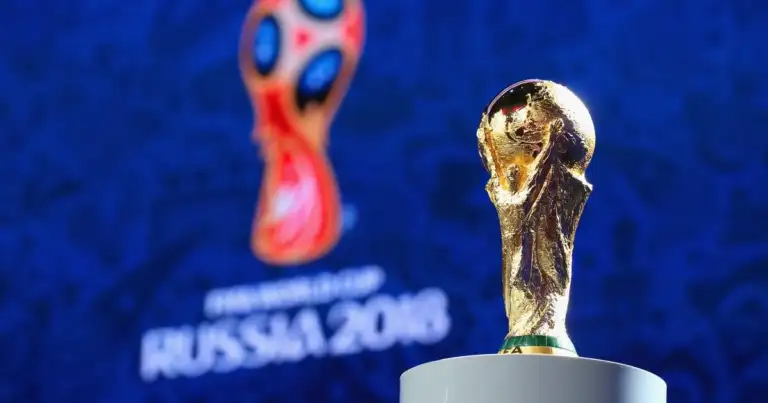 Trofeo de Copa del Mundo con logo Rusia 2018 sobre base blanca