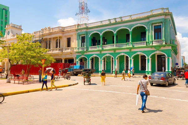 Edificio colonial verde y amarillo en plaza con gente
