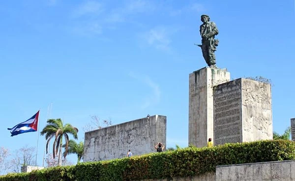 Estatua del Che Guevara en pedestal con bandera cubana