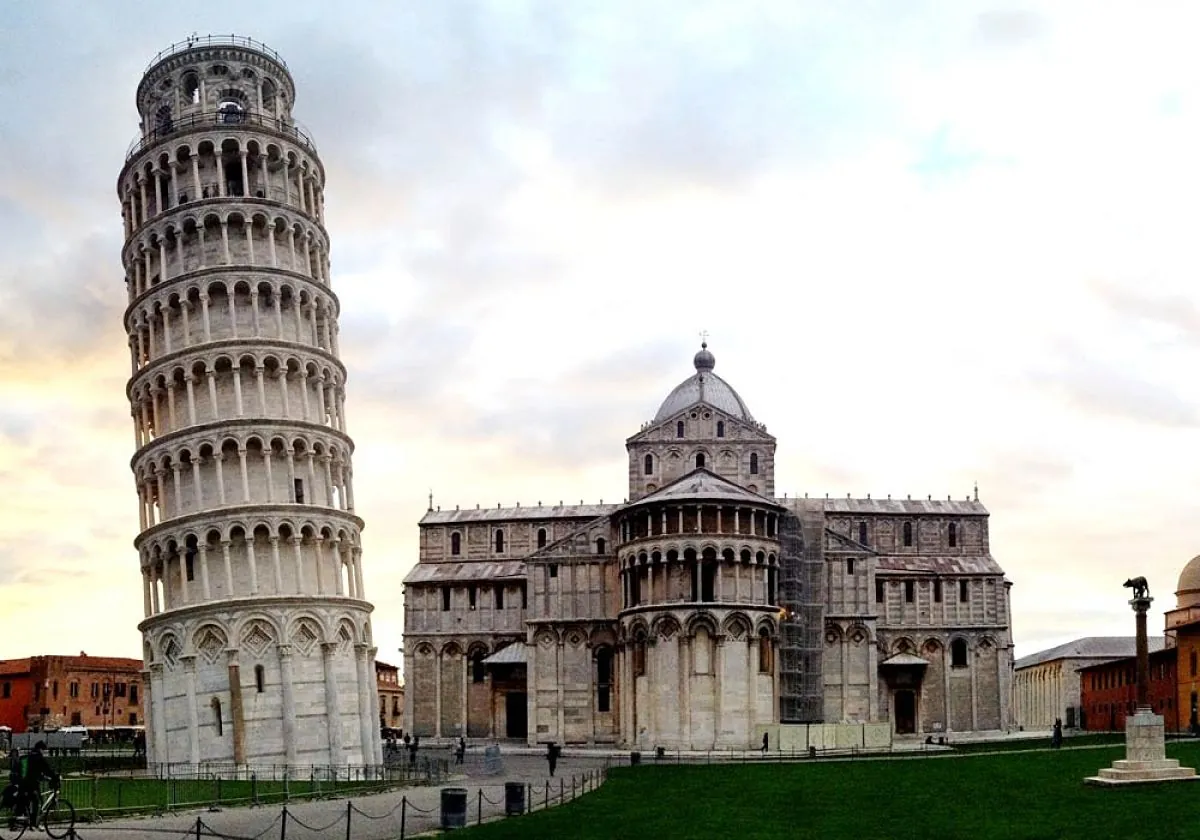 La Torre de Pisa con sus arcos románicos y la Catedral de Pisa