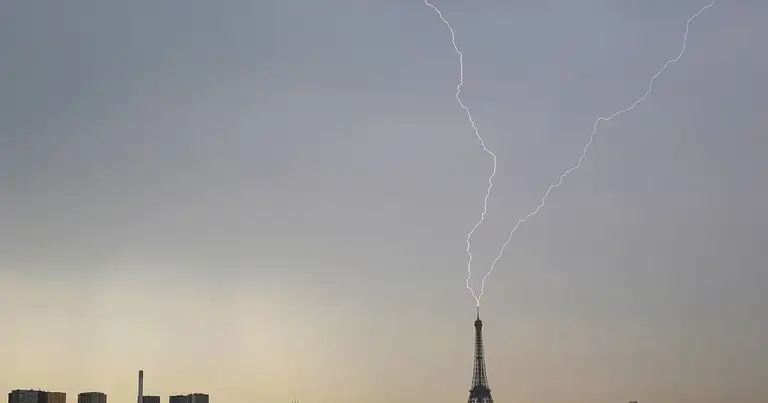 Rayo descendiendo hacia la Torre Eiffel sobre el horizonte de París