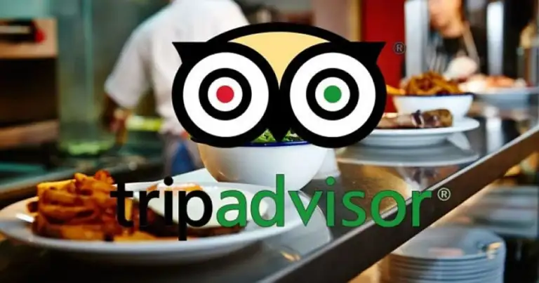 Logo de sitio de reseñas en primer plano sobre mesa de restaurante