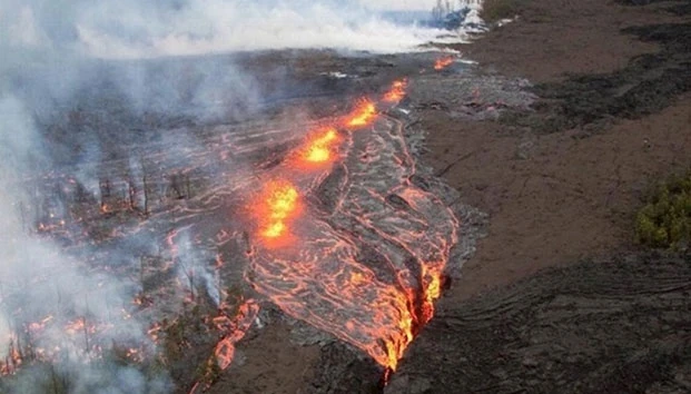 Lava descendiendo por las laderas del volcán Lava descendiendo por las laderas del volcán