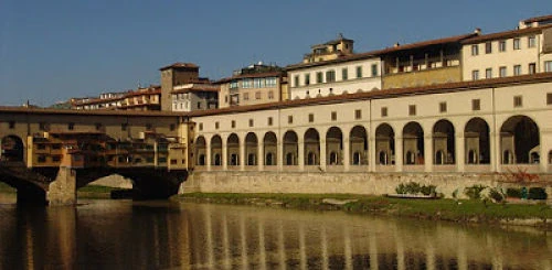 Vista exterior del Palazzo Pitti, residencia de los Medici y destino final del corredor. Gran Duque Cosimo de Medici quien ordenó la obra al arquitecto Giorgio Vasari