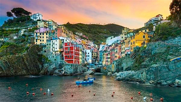 Casas de colores en Riomaggiore sobre acantilados junto al mar