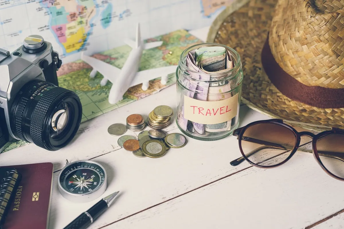 Accesorios de viaje: cámara, pasaporte, gafas, dinero, brújula y mapas