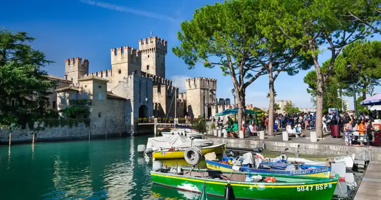 vista de la ciudad de sirmione. Se ven torres que dan al lago de garda