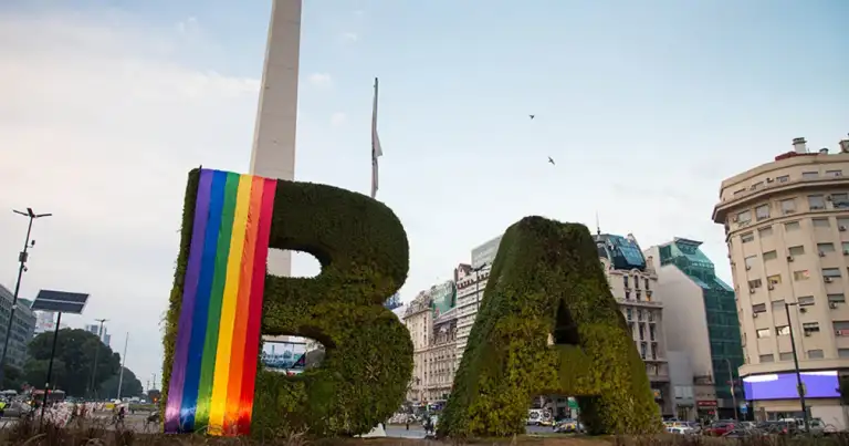 Letras BA cubiertas de musgo con obelisco de Buenos Aires de fondo