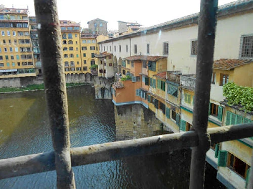Perspectiva interna del Corredor Vasariano sobre el río Arno. Vista desde la ventana del Corredor Vasariano hacia el río Arno y las casas del Ponte Vecchio.