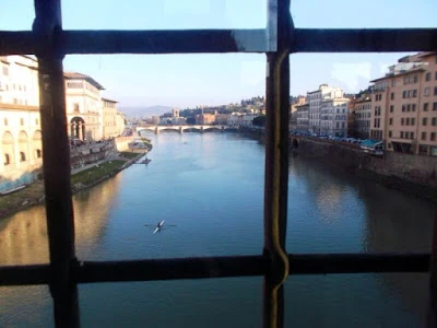 El río Arno atravesado por el Ponte Vecchio, visto desde el interior del Corredor Vasariano. Vista del río Arno desde una de las ventanas del Corredor Vasariano.