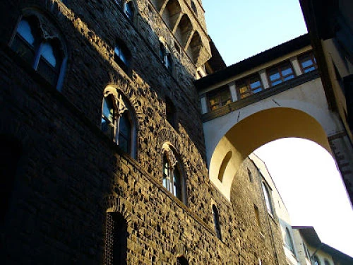 Vista del puente corredor de Florencia El Corredor Vasariano atravesando los edificios renacentistas de Florencia a gran altura.