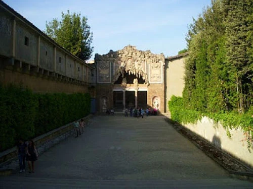 Entrada final del Corredor Vasariano al Palacio Pitti en Florencia. Salida del Corredor Vasariano en los jardines del Palacio Pitti, junto al Jardín de Boboli.