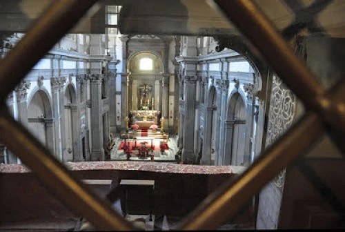 Vista desde el pasillo elevado hacia la nave central de Santa Felicidad. Interior de la iglesia de Santa Felicidad vista desde el pasaje del Corredor Vasariano.