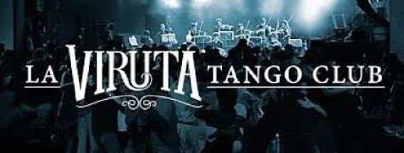 Cartel de La Viruta Tango Club con gente en el fondo