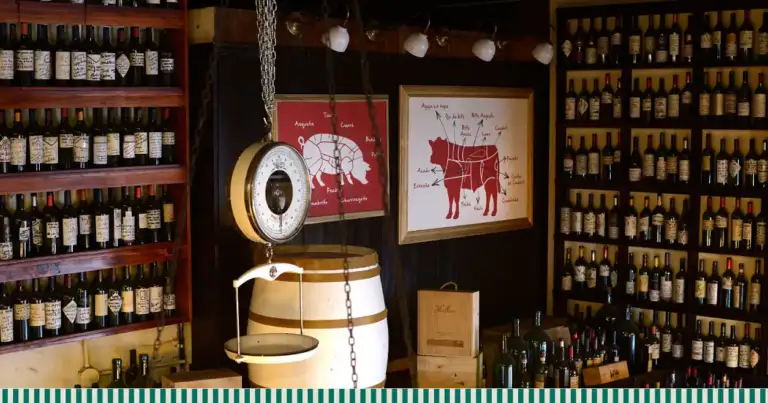Interior de parrilla argentina con botellas de vino y arte decorativo