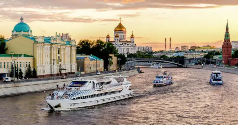 Río Moscova con barcos, iglesia de cúpula dorada y torres al fondo
