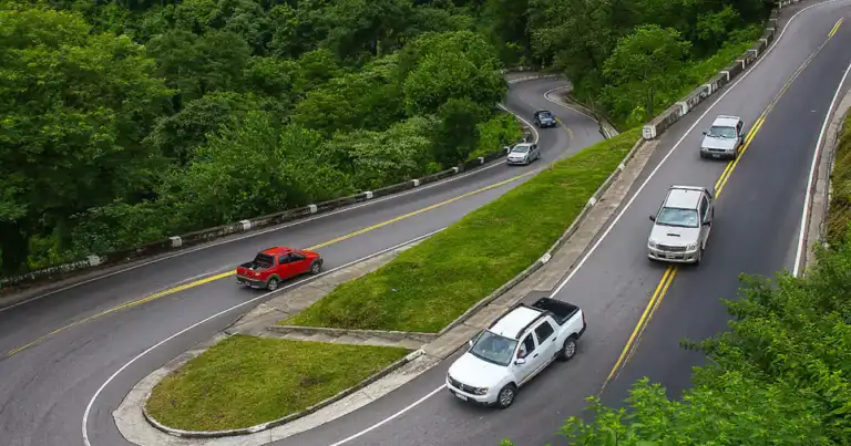 Carretera con múltiples curvas cerradas entre montañas y selva verde