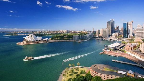 Playa dorada de Gold Coast en Australia con surfistas